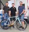  – Les trois « Marc » – Marc&nbsp;Schneider (à droite), Marc&nbsp;Glöz (au centre) et Marc&nbsp;Maier, représentant d’OPEN&nbsp;MIND, sont fiers du premier gravel produit par Kettenreaktion Bikes. 